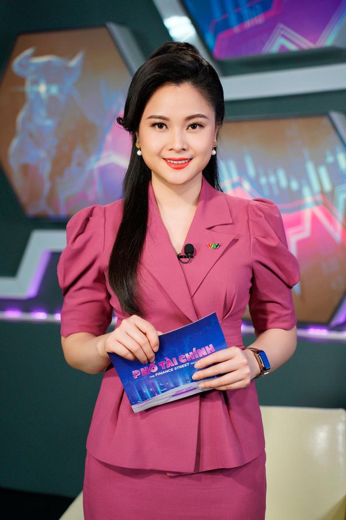 Xuất hiện trước công chúng hàng ngày, Mùi Khánh Ly chú trọng thay đổi phong cách thời trang. Tuy nhiên, màu sắc trang phục mà cô lựa chọn thường là tím, xanh.