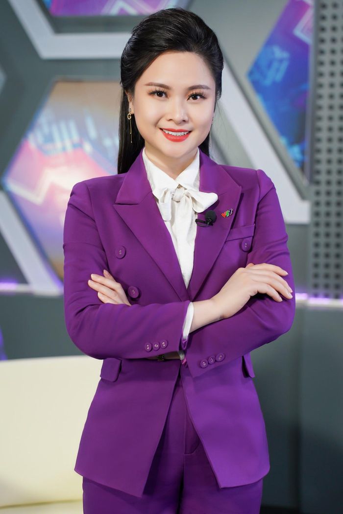 Lý giải việc thường xuyên diện trang phục màu tím, xanh, Khánh Ly nói đó là màu dân đầu tư chứng khoán rất thích.
