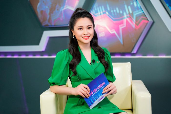 "Trong lĩnh vực chứng khoán, trên bảng điện tử niêm yết giá có quy định màu sắc tương ứng với sự tăng, giảm của giá cổ phiếu. Đỏ, xanh lơ là màu của giảm giá và giảm sàn; xanh lá cây, tím là màu của tăng giá và tăng trần; vàng là màu của giá tham chiếu. Nhà đầu tư có xu hướng cảm thấy vui hơn khi nhìn thấy màu xanh lá cây và màu tím", Khánh Ly chia sẻ.