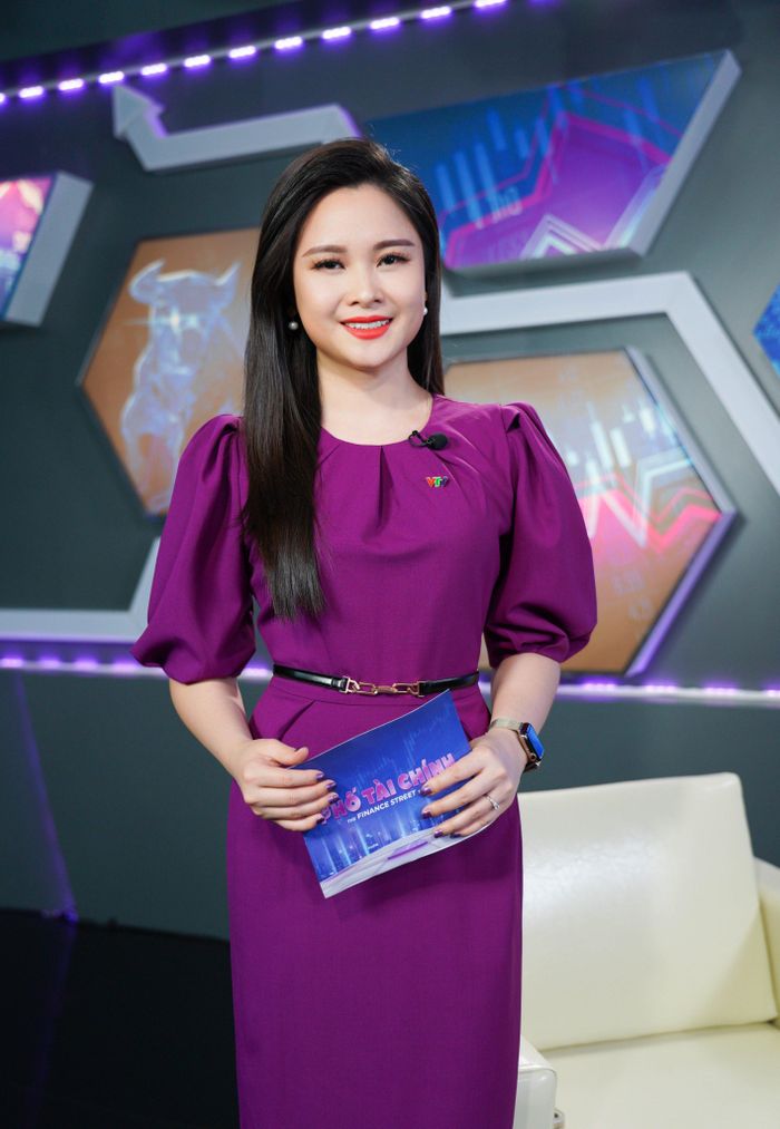 Nữ BTV cho hay, không chỉ có MC, các khách mời cũng được cô tư vấn để có hình ảnh đẹp và chuyên nghiệp khi lên sóng.