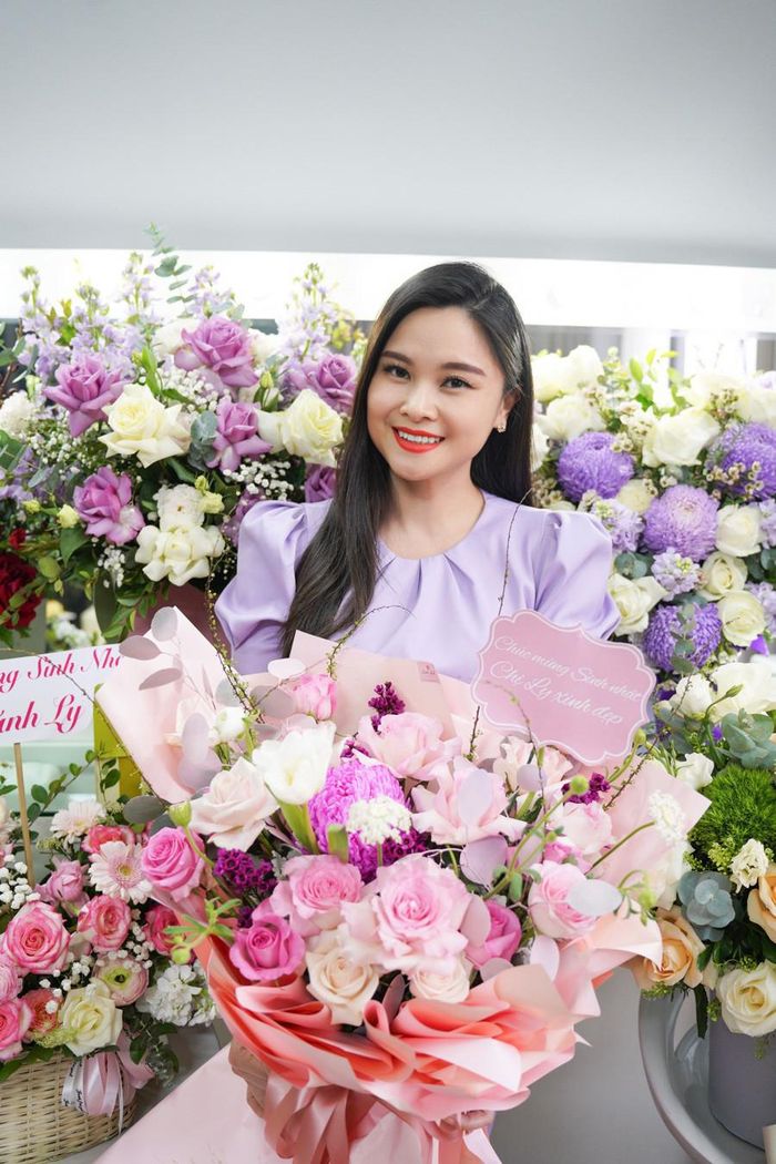 Khánh Ly cho biết, mọi người tặng hoa sinh nhật cho cô cũng chọn tông màu tím. Có khán giả tiết lộ tuần nào cũng theo dõi chương trình và xem Khánh Ly mặc áo màu gì.