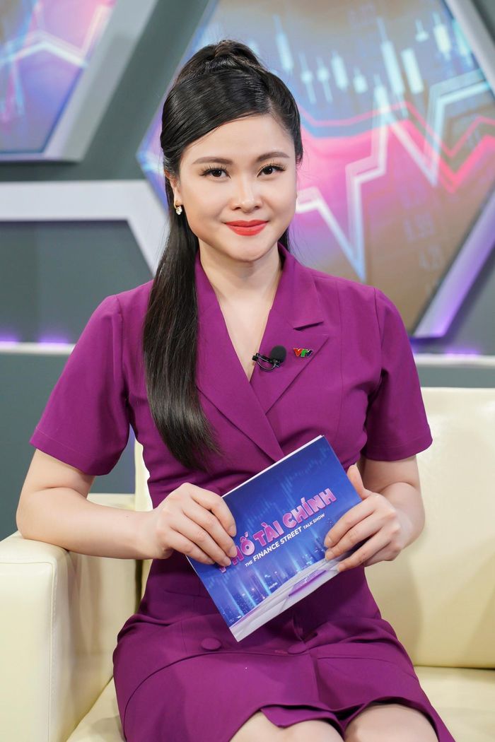 Khánh Ly mặc màu tím nhiều đến mức khán giả gọi cô là “BTV màu tím”, “Thiên thần áo tím”.
