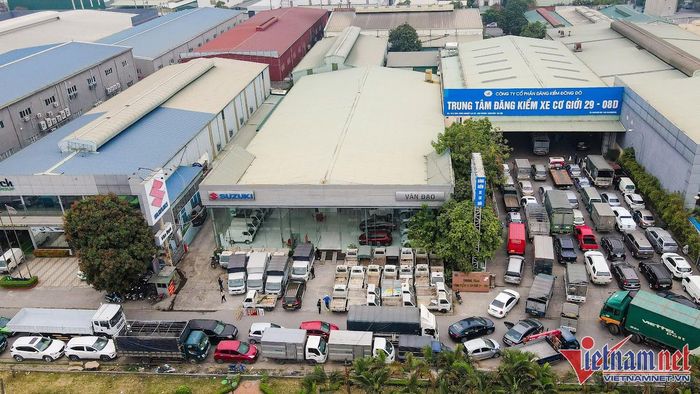 Xe xếp hàng dài trước cổng Trung tâm Đăng kiểm 29.08D. Ảnh: Anh Hùng