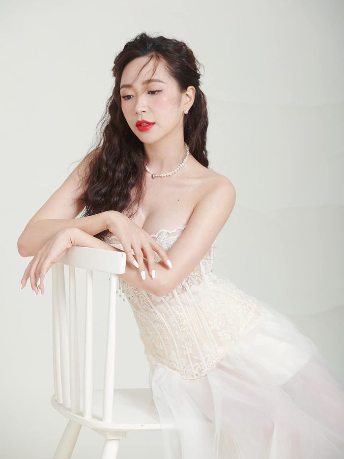 Nữ diễn viên có vẻ ngoài nóng bỏng khác hẳn trên phim.