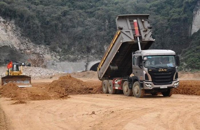 Nhiều nhà thầu cao tốc Bắc-Nam giai đoạn 2 đang gặp khó khăn vì thiếu hụt nguồn vật liệu thi công cho dự án. (Ảnh: Việt Hùng/Vietnam+)