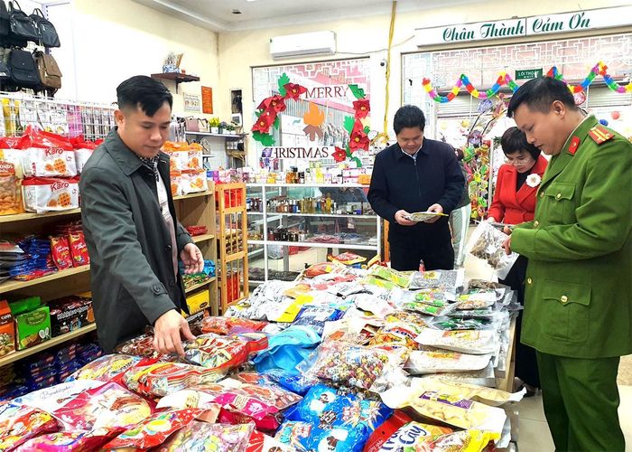 Lãnh đạo Ủy ban MTTQ tỉnh giám sát việc thực hiện Cuộc vận động “Người Việt Nam ưu tiên dùng hàng Việt Nam” tại huyện Vị Xuyên.