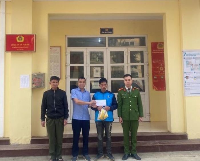 Công an xã Yên Bài hỗ trợ kinh phí, liên hệ với nhà xe đưa anh T.V.H về quê.
