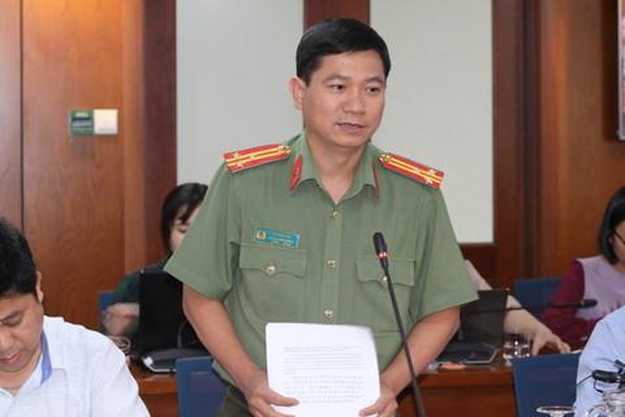 Thượng tá Lê Mạnh Hà thông tin tại buổi họp báo