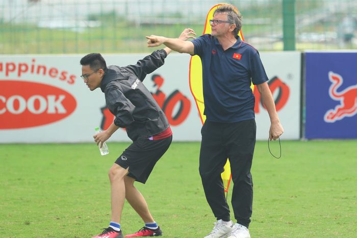 Tuy nhiên, HLV Troussier có nhiều thời điểm không hài lòng với kỹ thuật ném bóng của nhóm thủ môn U23. Ông đề nghị thủ môn phải ném quả bóng sệt xuống để các cầu thủ xung quanh có thể dễ dàng nhận bóng, qua đó chuyển đổi trạng thái thật nhanh.