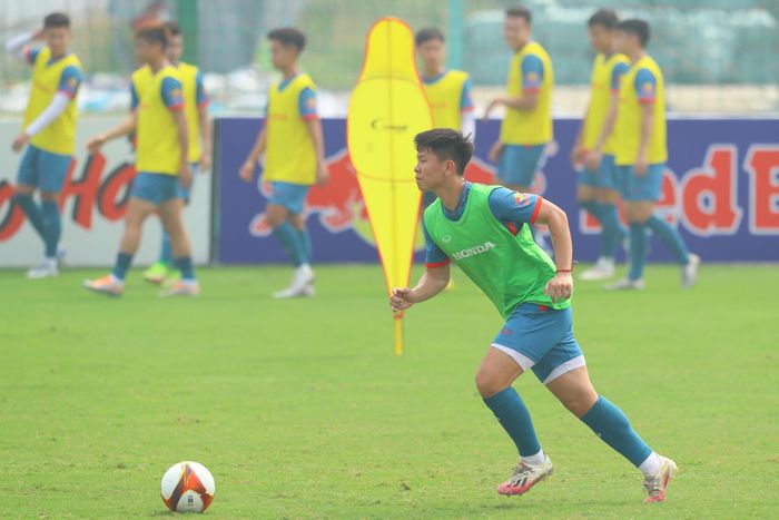 Trong buổi tập sáng ngày 10/3, HLV Philippe Troussier để các cầu thủ thuộc đội tuyển và U23 Việt Nam tập luyện cùng với nhau. Các cầu thủ vẫn chia thành nhóm theo áo bib.