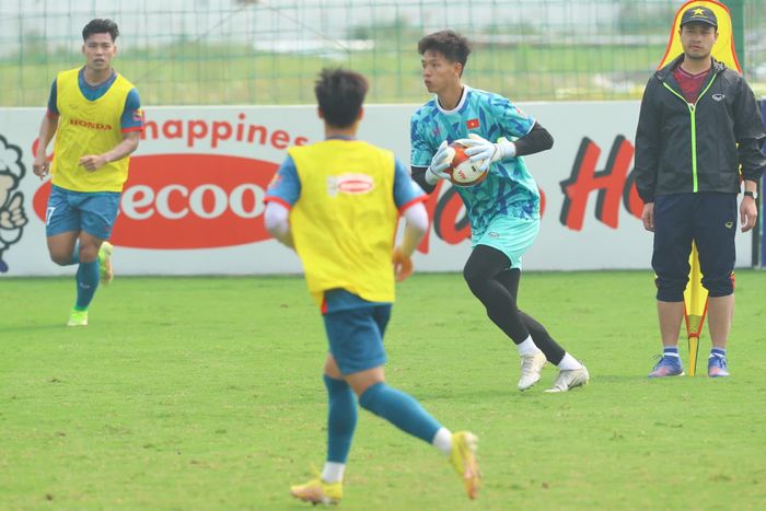 Điều thú vị là HLV Troussier để các thủ môn U23 tham gia vào đá tập cùng với đội sau quá trình tập riêng ở khu vực cầu môn.