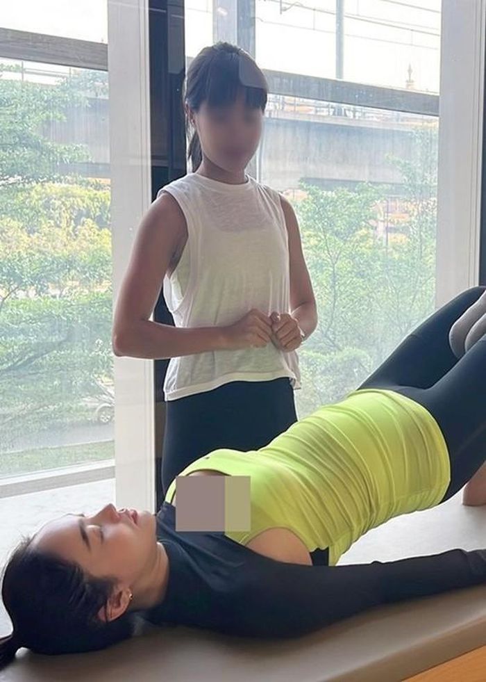 Nữ ca sĩ sinh năm 1987 vẫn giữ được vóc dáng thon gọn.