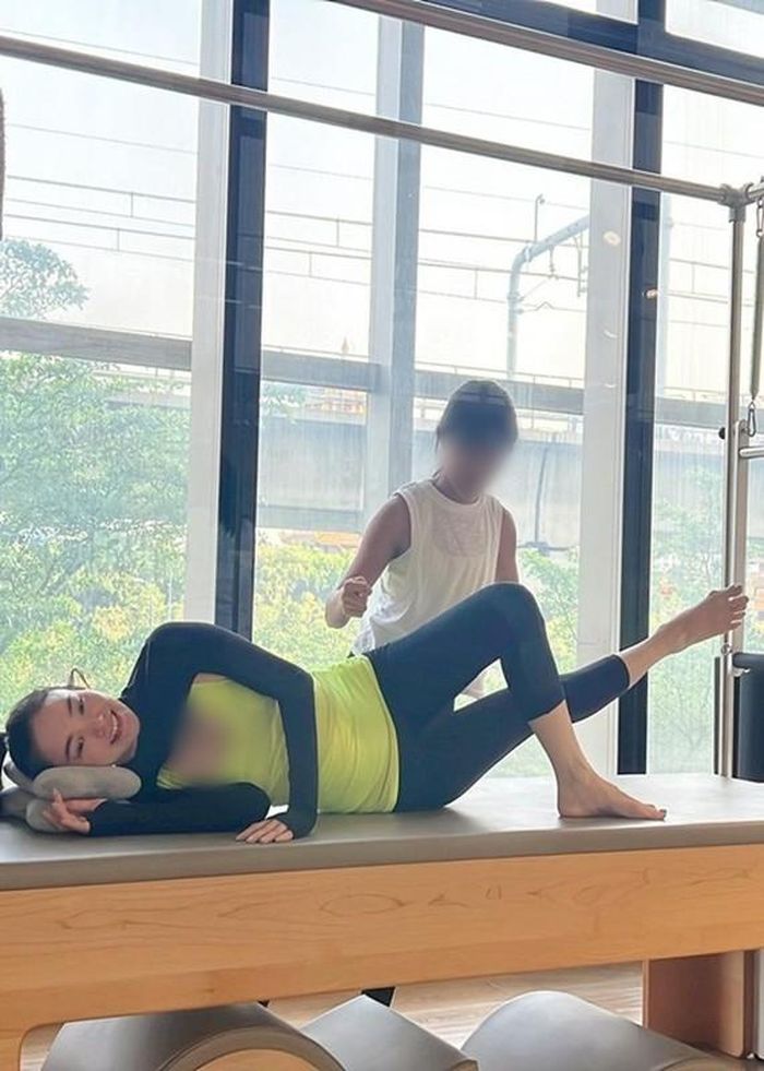 Minh Hằng cho biết, cô sẽ ghi lại hành trình bầu bí. "Hôm nay múp múp rồi, lo đi tập liền. Tranh thủ những ngày đặc biệt nhất cuộc đời mình. Ngoài việc ăn ngủ giữ gìn sức khỏe thì mình vẫn không chịu ngồi yên. Nên cũng bày vẽ làm cả series chia sẻ tất tần những thứ đặc biệt vào những năm tháng đặc biệt”, giọng ca 36 tuổi viết trên trang cá nhân.