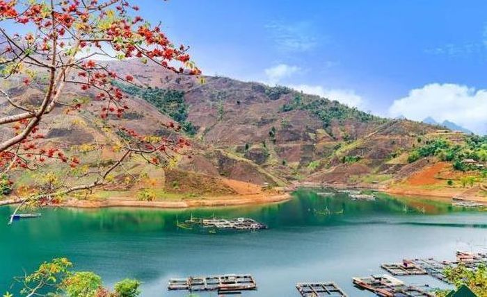  Trạm thủy điện Sơn La được xây dựng trên một con sông lớn, bắt đầu xây dựng vào năm 2005 và hoàn thành vào năm 2012. Sau khi hoàn thành được thủy điện Sơn La, một hồ thủy điện lớn với tổng chiều dài hơn 150km và diện tích rộng lớn đã được hình thành, với diện tích khoảng 16.000 ha đã tạo ra tiềm năng rất lớn về du lịch. 