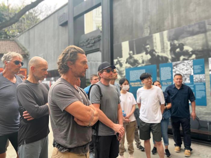 Matthew McConaughey - ngôi sao phim True Detective (Thám tử chân chính) xuất hiện tại Nhà tù Hỏa Lò chiều 10/3. Ảnh: BQLDT. 
