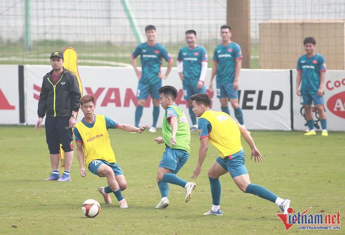 Màn đối đầu giữa các tuyển thủ Việt Nam và U23 diễn ra rất quyết liệt.
