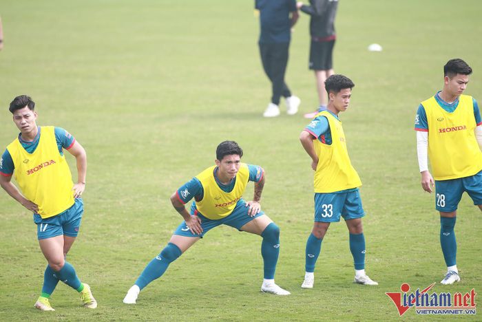 Văn Hậu, Văn Thanh cùng "chiến tuyến" với các cầu thủ U23 trong bài tập đối kháng nội bộ của HLV Philippe Troussier.