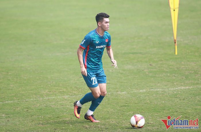 Tiền đạo Tiến Linh chia sẻ: "HLV mới mang theo phong cách mới, triết lý mới nên không chỉ tôi mà tất cả cầu thủ phải làm tốt yêu cầu của HLV đề ra. Sắp tới sẽ có nhưng điều mới mẻ mà ông Troussier truyền đạt cho các học trò, các cầu thủ phải làm tốt công việc được giao ở từng vị trí và hy vọng mọi người có bước tiến mới trong sự nghiệp".
