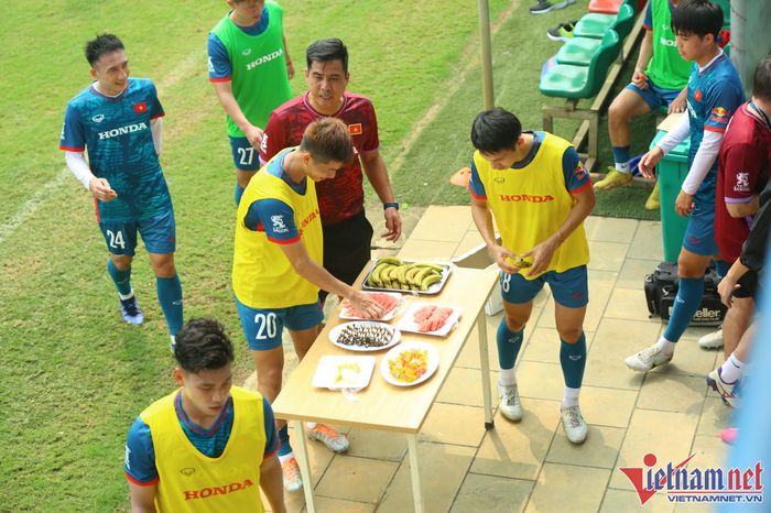 HLV Philippe Troussier chiêu đãi các cầu thủ trong giờ nghỉ giải lao. Đây là điều chưa từng có ở đội U23 và tuyển Việt Nam.