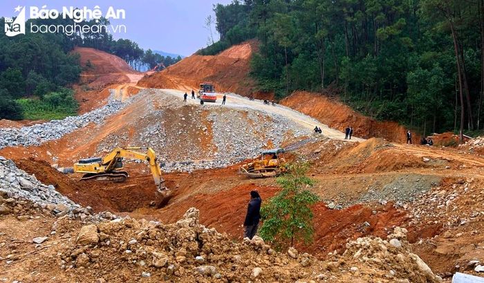 Thi công nâng cấp, mở rộng Quốc lộ 15A đoạn qua địa phận xã Mỹ Sơn, huyện Đô Lương. Ảnh: Quang An