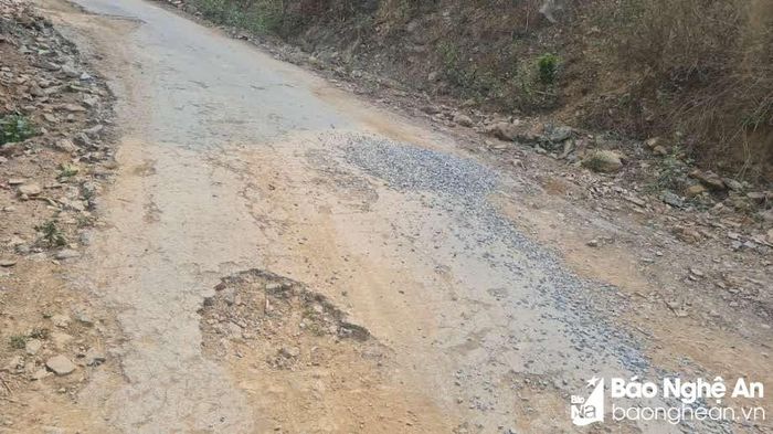 Trục đường chính nối Quốc lộ 7 đi qua xã Hữu Lập đến Bảo Nam xuất hiện nhiều “ổ voi ổ gà” khiến phương tiện qua lại khó khăn và tiềm ẩn tai nạn giao thông. Ảnh: HT