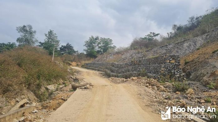 Vài năm trở lại đây, đặc biệt là sau trận lũ quét, ngập lụt vào tháng 10/2022, quãng đường từ Quốc lộ 7 đi vào trung tâm xã Bảo Nam có độ dài khoảng 19km nhiều đoạn đã xuống cấp, mặt đường bị sụt lún xuống 20-30cm. Ảnh: HT
