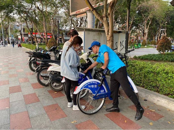 Tại điểm thuê xe sẽ có nhân viên hỗ trợ các bạn trẻ trong việc thuê xe đạp công cộng.