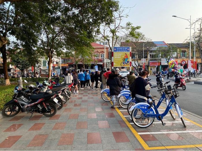 Trạm thuê xe nằm trên dải trung tâm thành phố thu hút đông các bạn trẻ.
