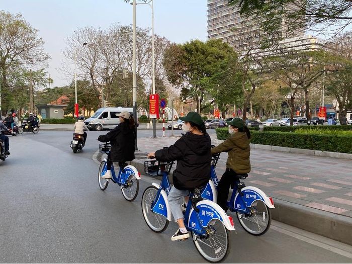 Hình ảnh nhóm bạn trẻ trải nghiệm mô hình cho thuê xe đạp công cộng tại Hải Phòng.