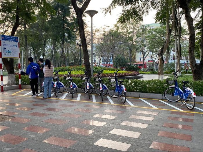Mỗi trạm đều có đủ số lượng xe và biển hướng dẫn thuận tiện cho người dân trong việc thuê xe.