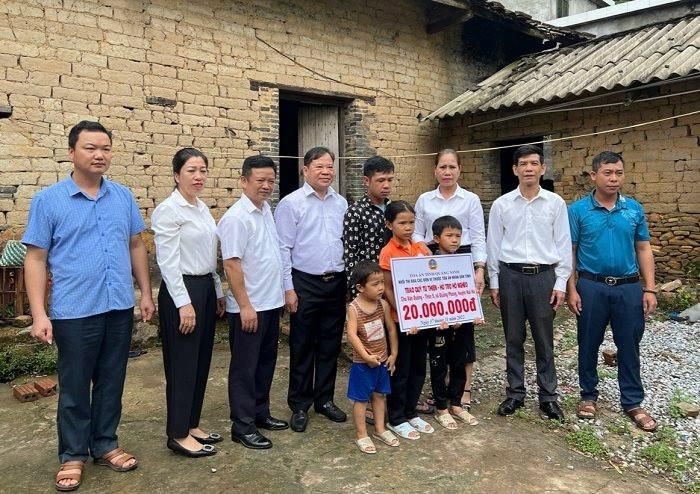 Chị Nông Thúy Chính tham gia hoạt động xã hội từ thiện tại địa phương