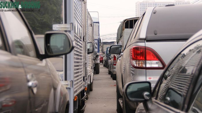 Hàng dài phương tiện xếp hàng chờ đăng kiểm tại các trung tâm đăng kiểm đang hoạt động.