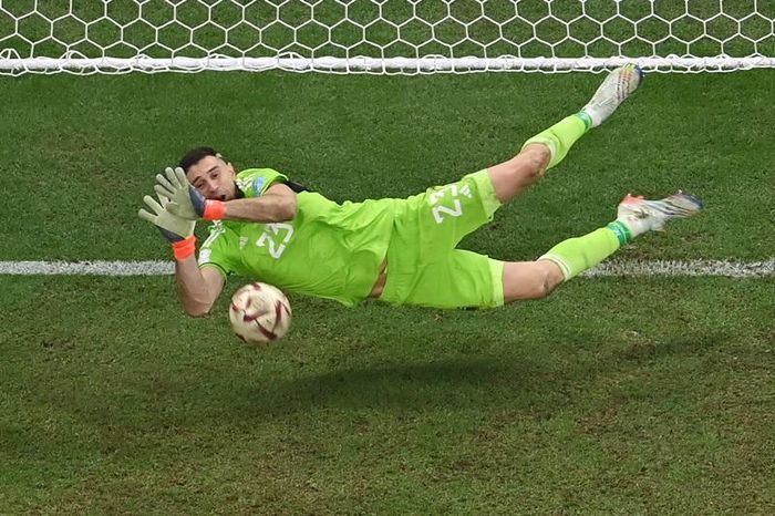 Emiliano Martinez chiến thắng trong loạt sút luân lưu tại chung kết World Cup 2022