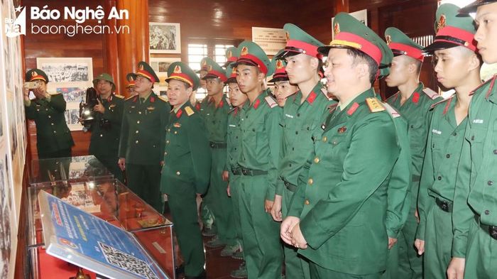 Các cán bộ, chiến sĩ tham quan khu trưng bày các hiện vật tại Khu tưởng niệm Đại tướng Chu Huy Mân. Ảnh: Trọng Kiên