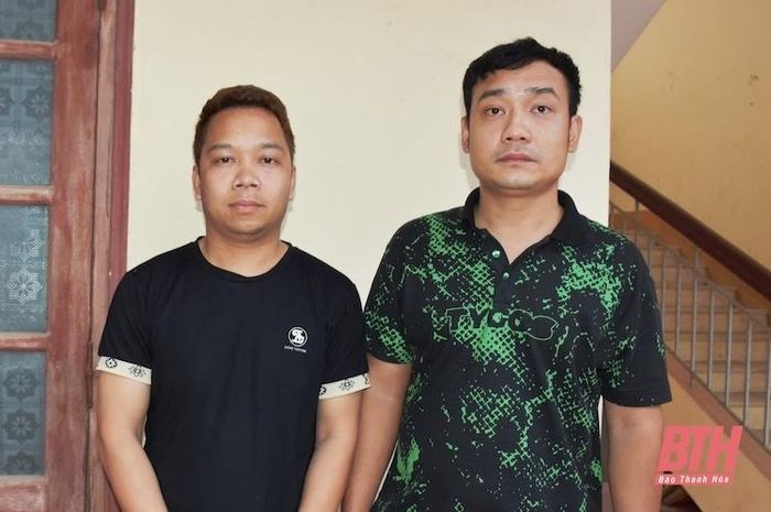 Lái xe Lê Minh Hiếu (trái) và Trần Hữu Dũng tại cơ quan Công an.