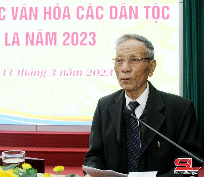 Nhà giáo ưu tú Trần Luyến phát biểu tại hội thảo.