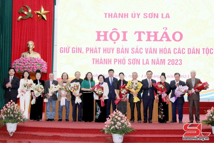 Lãnh đạo Thành phố tặng hoa các nghệ nhân, những người có kinh nghiệm văn hóa trên địa bàn Thành phố.