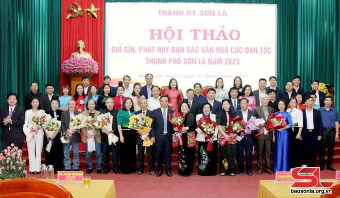Các đại biểu tham dự hội thảo chụp ảnh lưu niệm.