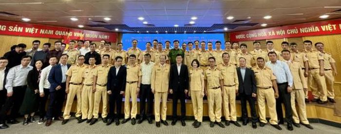 Phó Cục trưởng Cục CSGT Lê Xuân Đức, Cục trưởng Cục Đăng kiểm Nguyễn Chiến Thắng chụp ảnh kỷ niệm cùng các cán bộ CSGT tăng cường cho các trung tâm đăng kiểm đợt 1.