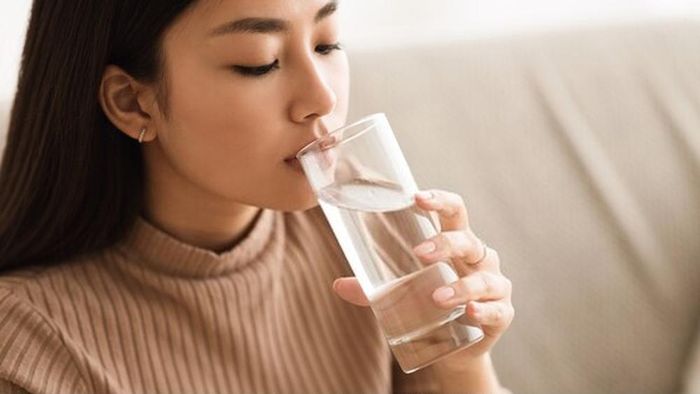 Nên uống nhiều nước để có làn da đẹp không mụn.
