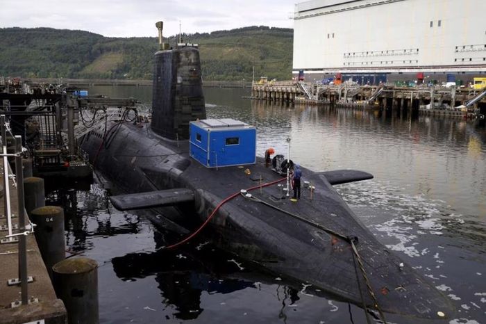 Một tàu ngầm hạt nhân tại căn cứ tàu ngầm của Hải quân Hoàng gia ở Faslane, Scotland, Anh ngày 31/8/2015. Ảnh: Reuters
