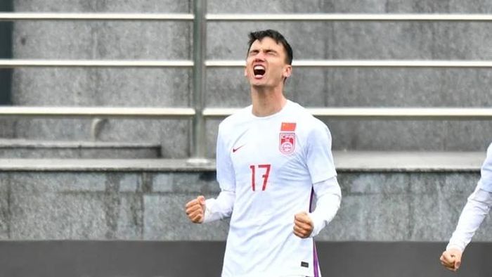 Iminqari mở tỉ số cho U20 Trung Quốc với cú sút ở góc rất hẹp