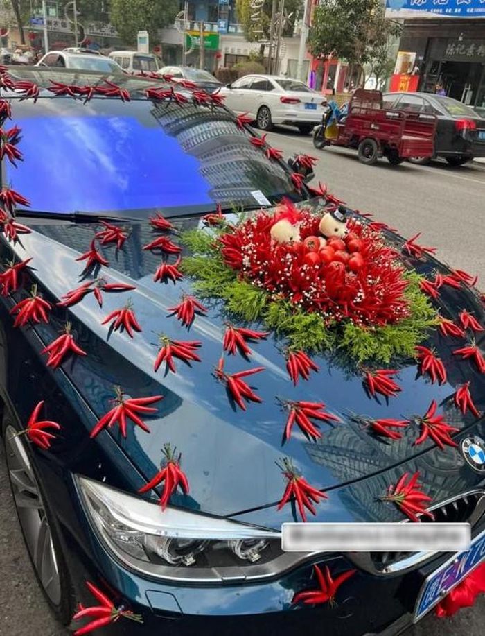Thật không ngờ những quả ớt đơn điệu khi được kết thành vòng hoa lại trở nên đẹp và bắt mắt như vậy.