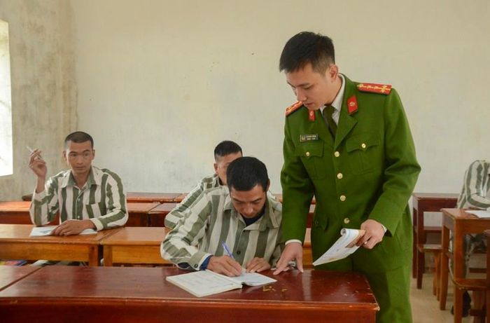  Lớp học xóa mù chữ dành cho phạm nhân tại Trại giam Nà Tấu.
