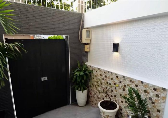 Thu Trang - Tiến Luật tự hào với căn nhà phố hiện đại, khang trang. 