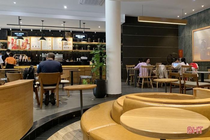Ngày nay, nhiều mô hình quán cà phê dành cho những người có nhu cầu đọc sách, làm việc, học tập nên khách hàng sử dụng dịch vụ cũng cần hạn chế việc làm ồn để tránh ảnh hưởng người xung quanh.