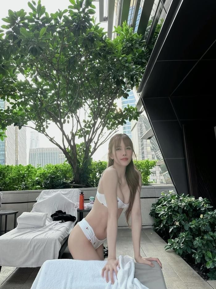 Mỗi lần Thiều Bảo Trâm diện bikini đều gây xôn xao cõi mạng bởi đường cong cơ thể đầy quyến rũ