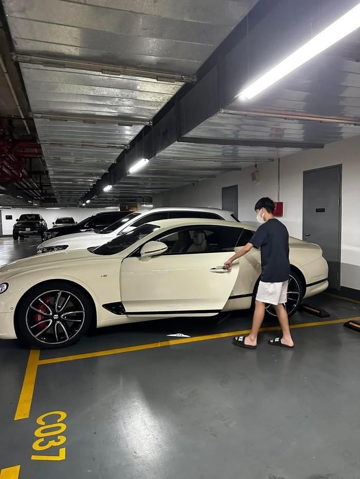 Vóc dáng cao ráo cùng đôi chân dài của con trai Cường Đô La dù mới chỉ 13 tuổi khiến không ít người choáng ngợp