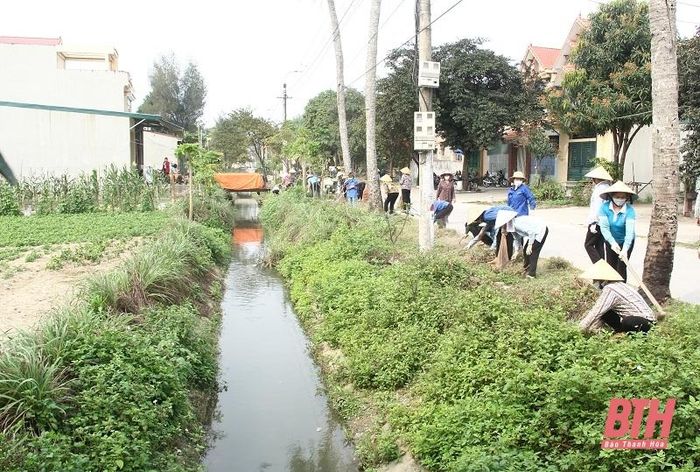 Đông đảo Nhân dân tham gia dọn vệ sinh trục đường chính của xã.