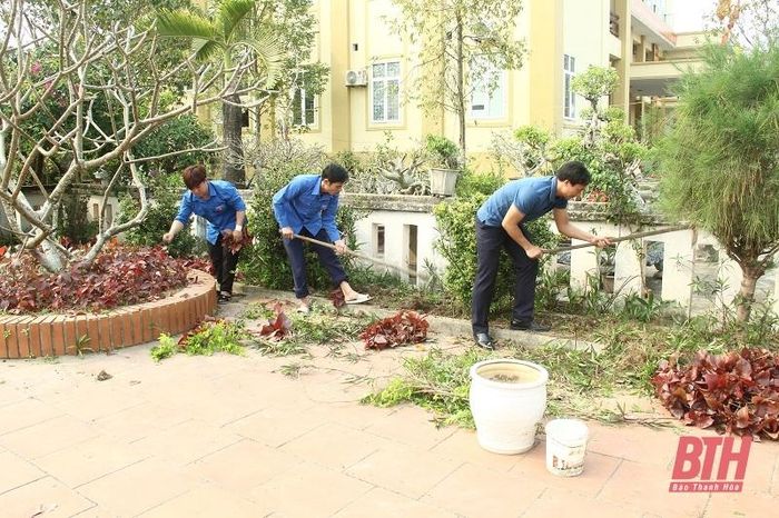 Dọn vệ sinh khu vực Đài tưởng niệm Mẹ Việt Nam anh hùng và các Anh hùng liệt sỹ.